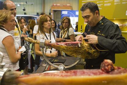 Degustación de jamón ibérico, ayer en Fibes (Sevilla), en uno de los expositores de la feria Andalucía Sabor.