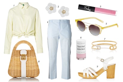 1. United Colors of Benetton Camisa anudada. 2. Accesorize Pendientes de margaritas. 3. NARS Lipgloss. 4. Nº21 Pantalón capri. 5. Bimba & Lola Gafas de sol con montura transparente. 6. & Other Stories Laca de uñas 'Glazé Pink'. 7. IAM by Ileana Makri Pulsera de imperdible. 8. Mark Cross Cesto de mimbre con detalle de piel. 9. Topshop Sandalia de madera y tiras de piel.