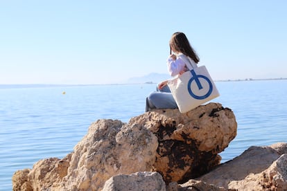 Posado con bolsa reciclada de REnáutico.