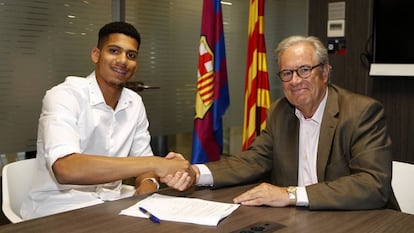 Ronaldo Araujo y el directivo Sílvio Elías, en el momento de la firma.