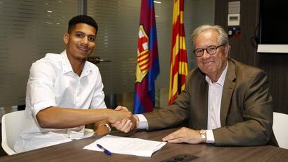 Ronaldo Araujo y el directivo Sílvio Elías, en el momento de la firma.