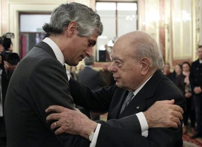 Adolfo Suárez Illana saluda al expresidente de la Generalitat de Cataluña Jordi Pujol.