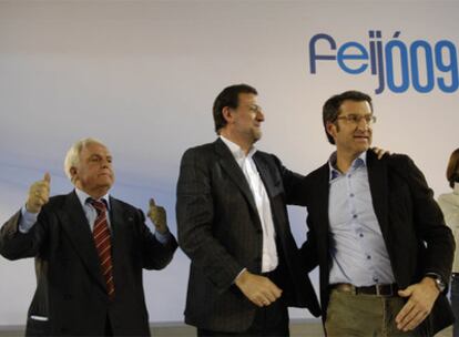 José Luis Baltar, Mariano Rajoy y Alberto Núñez Feijóo, durante el mitin de cierre de campaña del PP gallego.