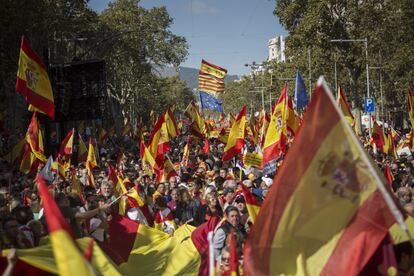 Los manifestantes han criticado a los líderes independentistas, algunas de las proclamas decían: "Puigdemont a prisión" y "Torra a la mazmorra".