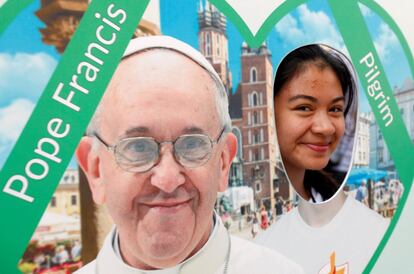 Una peregrina posa al lado de una imagen del papa Francisco el martes 26 de julio durante la Jornada Mundial de la Juventud, en el centro de Cracovia, Polonia. El portavoz del papa, Federico Lombardi, expresó ya el 'dolor y horror' que sintió en pontífice argentino tras conocer la noticia del asesinato en Francia y en un telegrama firmado por la Secretaría de Estado vaticano se expresó que el papa estaba particularmente afectado por los hechos.