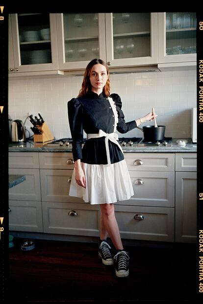 Maude Apatow, en su cocina, para Batsheva.