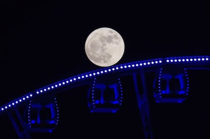 A Lua é vista sobre uma roda gigante em Hong Kong (China).