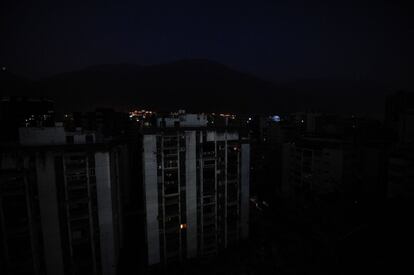 Vista de un conjunto residencial en Los Palos Grandes, sin luz, este martes. A los apagones eléctricos se suman los fallos en las redes, que dejan incomunicada a buena parte de la población, y la delincuencia.