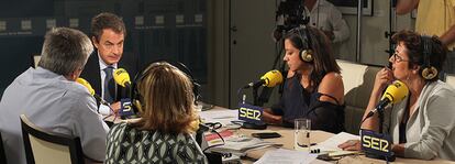 Los periodistas Carles Francino, Ángels Barceló, Montserrat Domínguez y Gemma Nierga, entrevistan a José Luis Rodríguez Zapatero en La Moncloa.