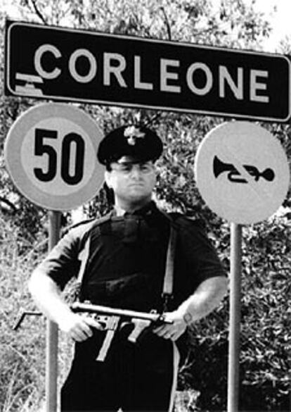Un <i>carabiniere</i> vigila a la entrada de Corleone, en una imagen de archivo.