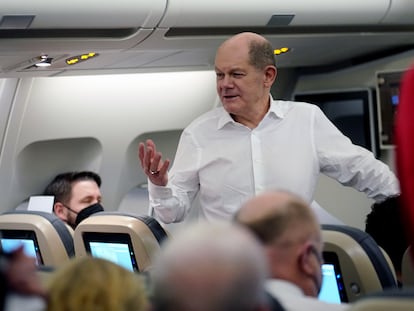 El canciller alemán, Olaf Scholz, habla con los periodistas en el vuelo de vuelta de su viaje a Polonia, el pasado 12 de diciembre.