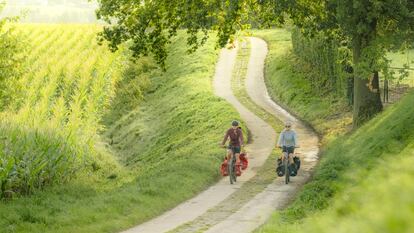 Dos cicloturistas enj una ruta por la región de Flandes, en Bélgica.