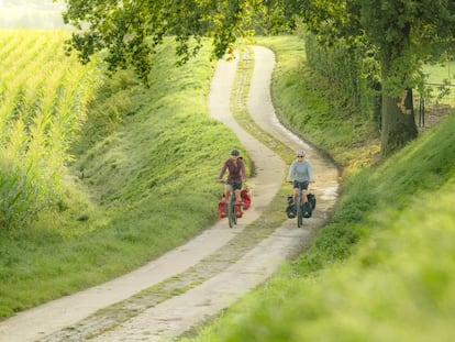 Dos cicloturistas enj una ruta por la región de Flandes, en Bélgica.