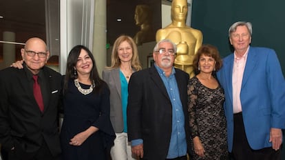 De izquierda a derecha, el director de fotografía Mario García Joya, la actriz Ivonne López Arenal, la directora ejecutiva de la Academia de Cine, Dawn Hudson, el director de la Cinemateca de Cuba, Luciano Castillo, la actriz Mirtha Ibarra, y el presidente de la Academia, John Bailey, el viernes en la sede del Archivo de la Academia de Cine en Los Ángeles.