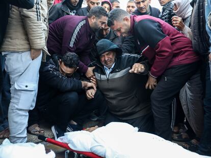 Un grupo de palestinos llora frente a un cadáver en Jan Yunis este martes.