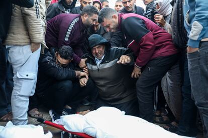 Un grupo de palestinos llora frente a un cadáver en Jan Yunis este martes.