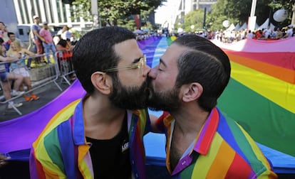 Um casal se beija na Parada do Orgulho LGBT deste domingo em São Paulo.