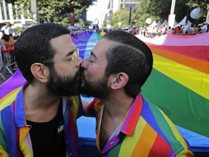 Um casal se beija na Parada do Orgulho LGBT deste domingo em São Paulo.