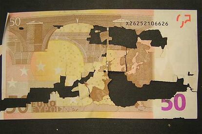 Uno de los billetes dañados