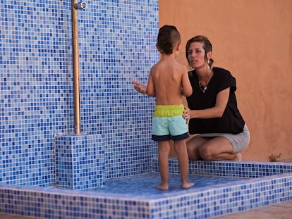 Natalia López, madre trabajadora, junto a su hijo de tres años.