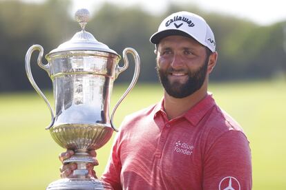 Jon Rahm, con el trofeo del Open de México, conquistado el pasado domingo.