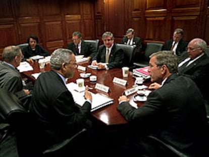 George W. Bush, durante una reunión con sus principales colaboradores celebrada el 2 de octubre de 2001.