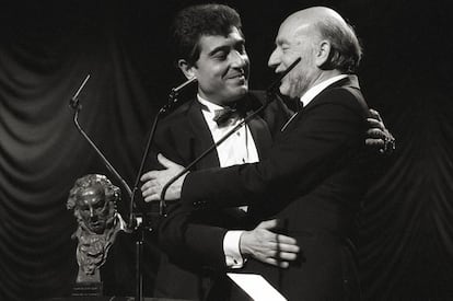 El actor Andrés Pajares (izquierda) recibe de manos de Adolfo Marsillach (derecha) el premio al mejor actor en 1990 por dar vida a Paulino en '¡Ay, Carmela!'.