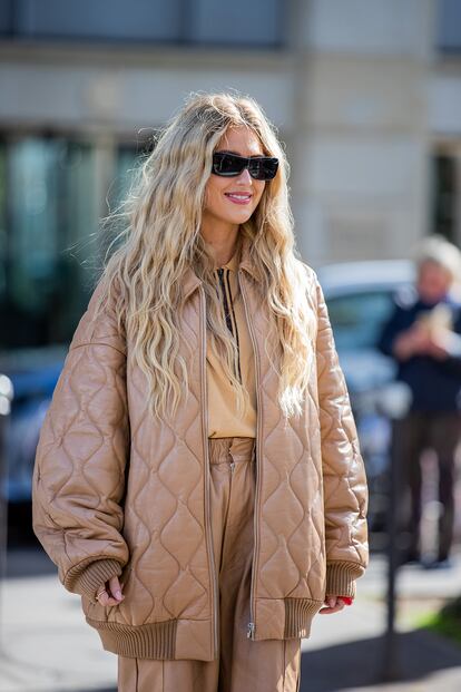 Emili Sindlev lleva a su melena la tendencia de la hipertextura (que en moda se traduce en acabados acolchados y voluminosos). / @ Christian Vierig/Getty Images.