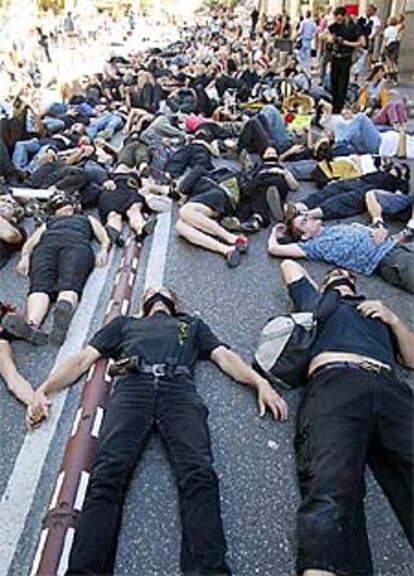 Protesta de trabajadores temporales del espectáculo ayer en Aviñón.