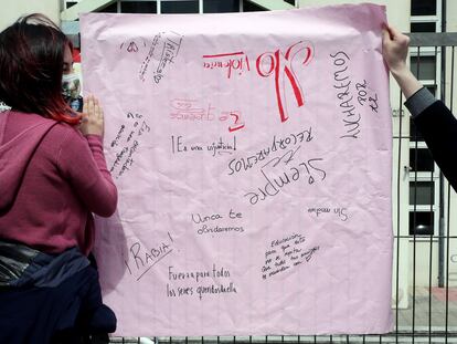 Los compañeros de instituto de Erika, la niña de 14 años asesinada el pasado martes en su edificio de Oviedo, formaron este jueves una gran cadena humana en torno al centro educativo para recordarla.
