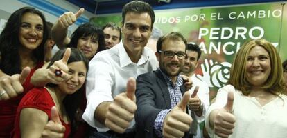 Pedro S&aacute;nchez (centro), este jueves, en la presentaci&oacute;n de su candidatura.