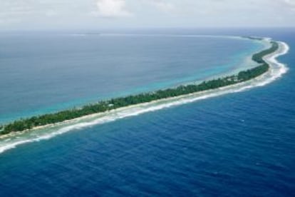 La isla de Funafuti (Tuvalu), en el Pacífico, vista desde el aire.