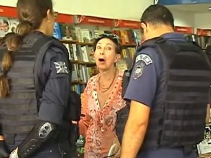 A ré abordada por policiais em Curitiba, após insultos xenófobos.