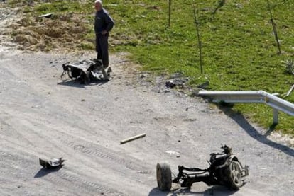 Restos del vehículo siniestrado en la madrugada de ayer, desperdigados fuera del trazado de la autopista A-8.