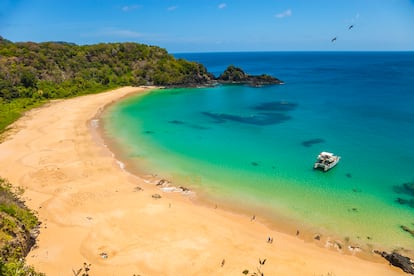 Bahía do Sancho (Fernando de Noronha, Brasil). La playa brasileña de Bahía do Sancho salta este 2023 del séptimo al primer lugar entre las mejores playas del mundo, según los usuarios de TripAdvisor en el listado que ha dado ha conocer este 28 de febrero la plataforma. De arena fina y color turquesa, se encuentra en Fernando de Noronha, un archipiélago del Estado de Pernambuco situado en la costa noreste del país.