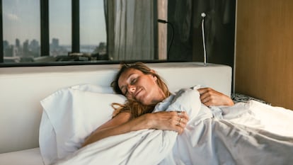 Olvídate del calor por la noche con esta manta refrescante. GETTY IMAGES.