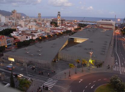 El edificio, situado junto al barranco de Santos en Tenerife, combina un conjunto de geometría que se articula entorno a piezas triangulares, entre ellas la plaza que permite unir dos partes de la ciudad