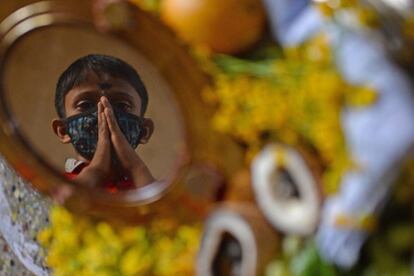 Reflejo de un niño en un espejo durante la celebración del festival 'Vishu' en Chennai (India).