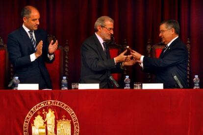 El nuevo rector de la Universitat de València, Esteban Morcillo, en su toma de posesión, entre su antecesor en el cargo, Francisco Tomás, y el presidente Francisco Camps.