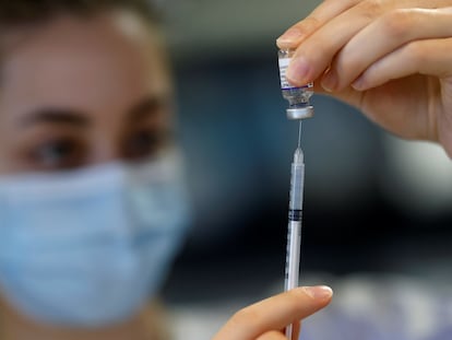 Una sanitaria prepara una dosis de la vacuna de Pfizer en un centro de vacunación en Ancenis-Saint-Gereon, Francia.