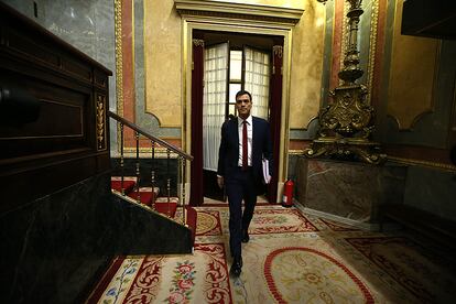 El líder del PSOE, Pedro Sánchez, entra en el hemiciclo.