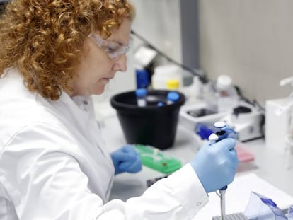 Una trabajadora de uno de los laboratorios del centro de I+D de GSK en Tres Cantos (Madrid).