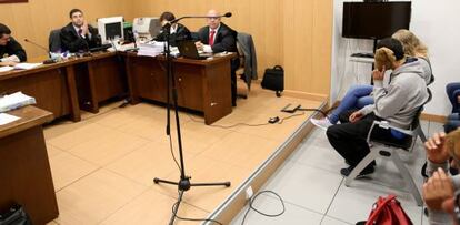 Visión del juzgado de lo penal número cinco de Getafe durante el juicio. A la derecha, cubriéndose el rostro, los dos acusados.