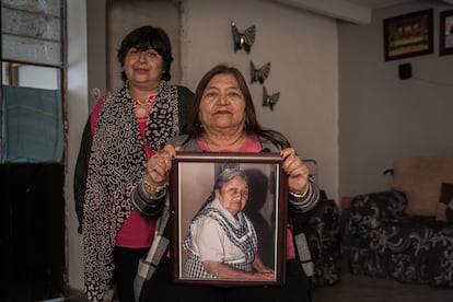 Antonia Morales Serafín y Rosa Nava Cabañas, posan junto a un retrato de Dominga Cabañas.
