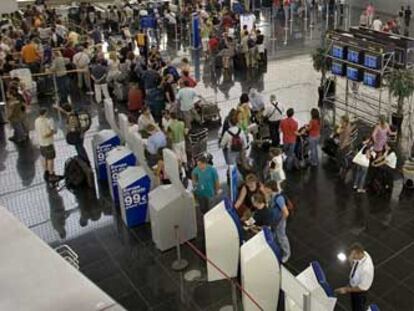 Colas ayer ante los mostradores de facturación en la terminal B del aeropuerto barcelonés de El Prat.