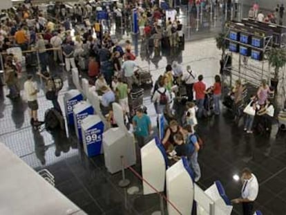 Colas ayer ante los mostradores de facturación en la terminal B del aeropuerto barcelonés de El Prat.