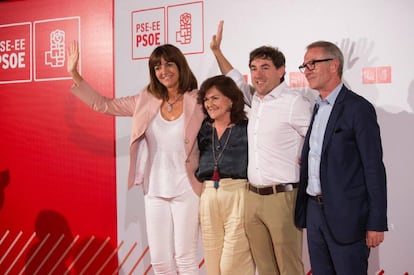 De izquierda a derecha, Idoia Mendia, secretaria general del PSOE vasco, Carmen Calvo, Eneko Andueza y José Guirao, exministro de Cultura.