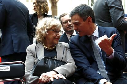 El secretario general del PSOE, Pedro Sánchez, y la alcaldesa de Madrid, Manuela Carmena, durante el acto conmemorativo de la Fiesta del 2 de Mayo.