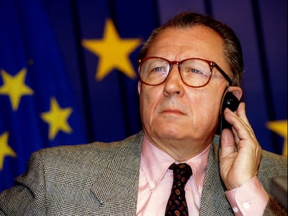 Fotografía de archivo, tomada el 28 de noviembre de 1998, de Jacques Delors, expresidente de la Comisión Europea entre 1985 y 1994,
