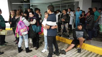 Pacientes y m&eacute;dicos de un hospital de Ciudad de M&eacute;xico permanecen fuera de sus hogares tras el fuerte se&iacute;smo. 